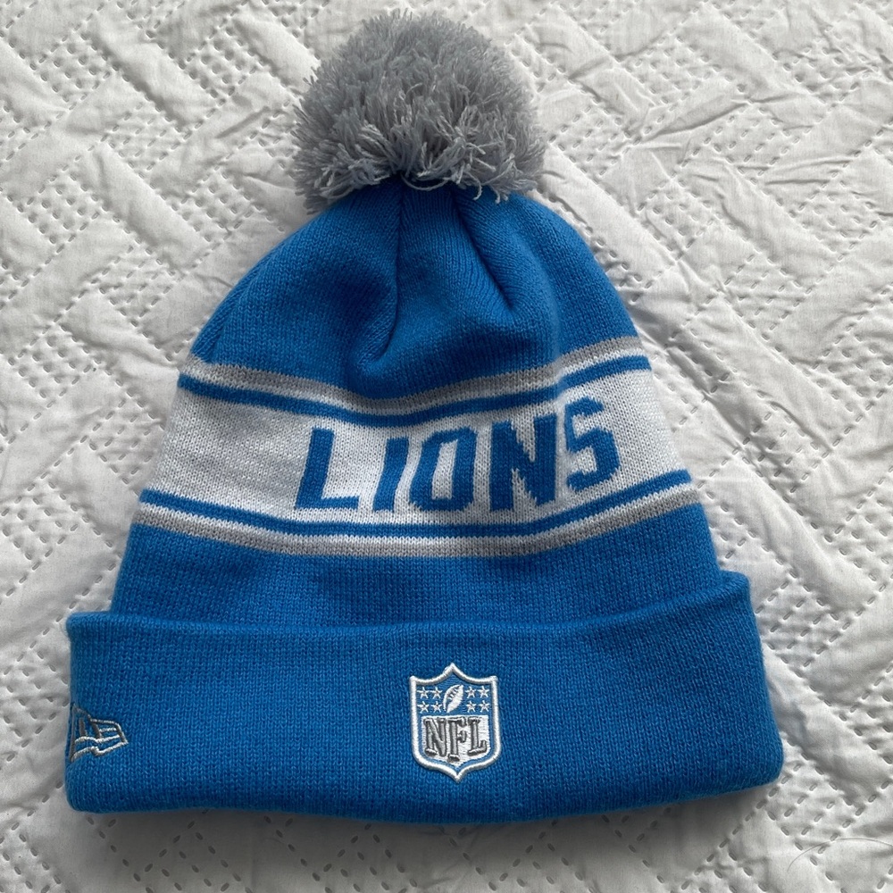 New Era NFL Detroit Lions Blue and Gray Beanie w/ removable Pom. - Picture 2 of 4
